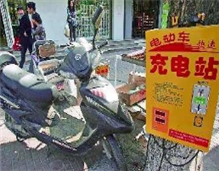 外卖小哥的惨痛教训：再苦再累，也别忘了电动车安全。